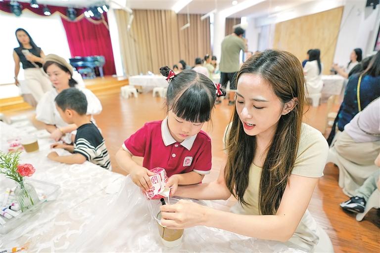 ①在幼儿园里，小朋友为妈妈制作奶茶。深圳晚报记者 严文婷 摄