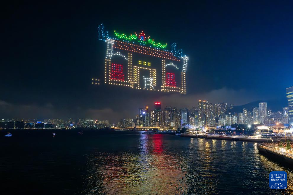 这是5月11日在香港湾仔海滨拍摄的无人机表演。新华社记者 朱炜 摄
