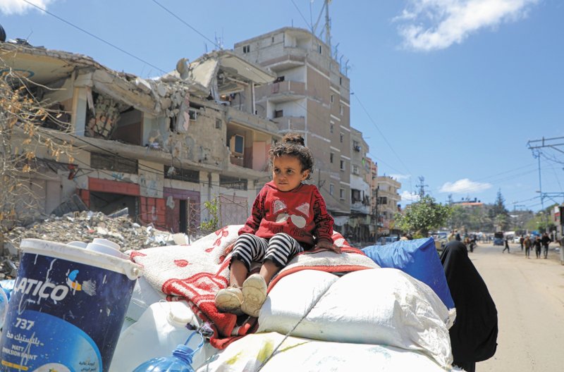 5月6日，在加沙地带南部城市拉法，巴勒斯坦人离开家园。新华社发