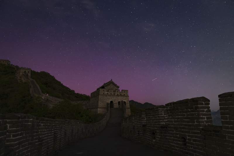 5月11日晚，摄影师彭玉才在北京市怀柔区慕田峪长城上拍到极光。彭玉才 摄