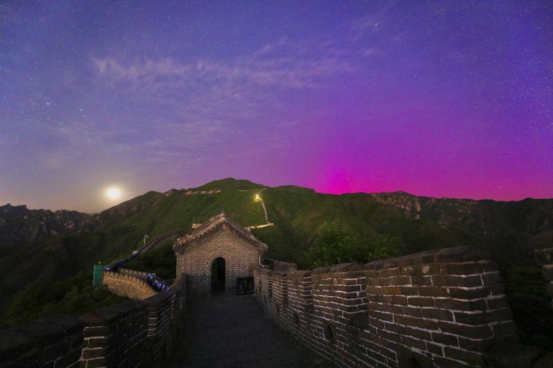 5月11日晚，摄影师彭玉才在北京市怀柔区慕田峪长城上拍到极光。彭玉才 摄
