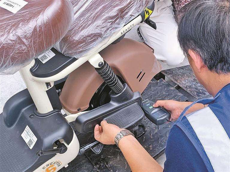 技术人员现场对电动车进行抽检测速.深圳晚报记者李超 摄