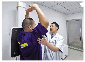 　　图为廖大拓正在为肺病戒毒人员进行胸片检查。 重庆市西山坪强制隔离戒毒所供图