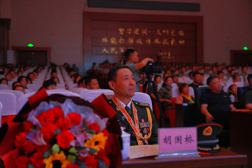 剧《坚守》节目剧照"最后一碗米,用来做军粮;最后一尺布,用来缝军装