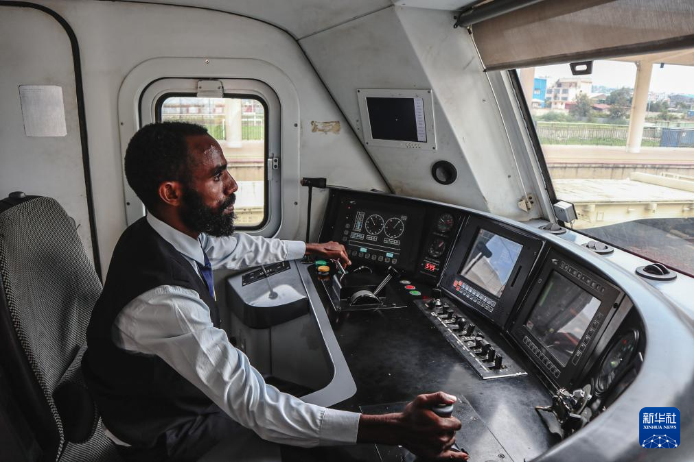 2024年5月10日，埃塞俄比亚火车司机在亚吉铁路列车的驾驶室里工作。新华社记者 刘方强 摄