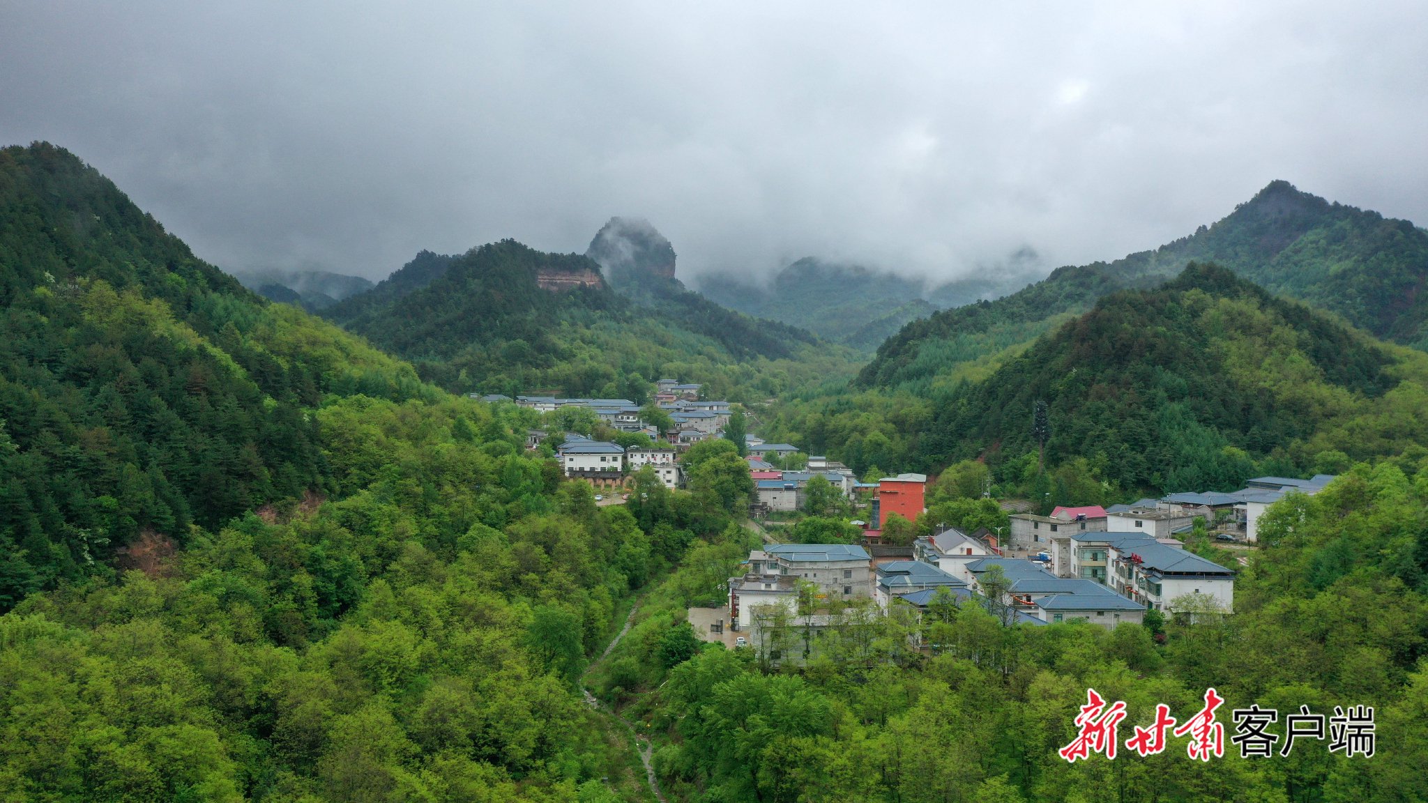 天水:"麦积烟雨"醉游人
