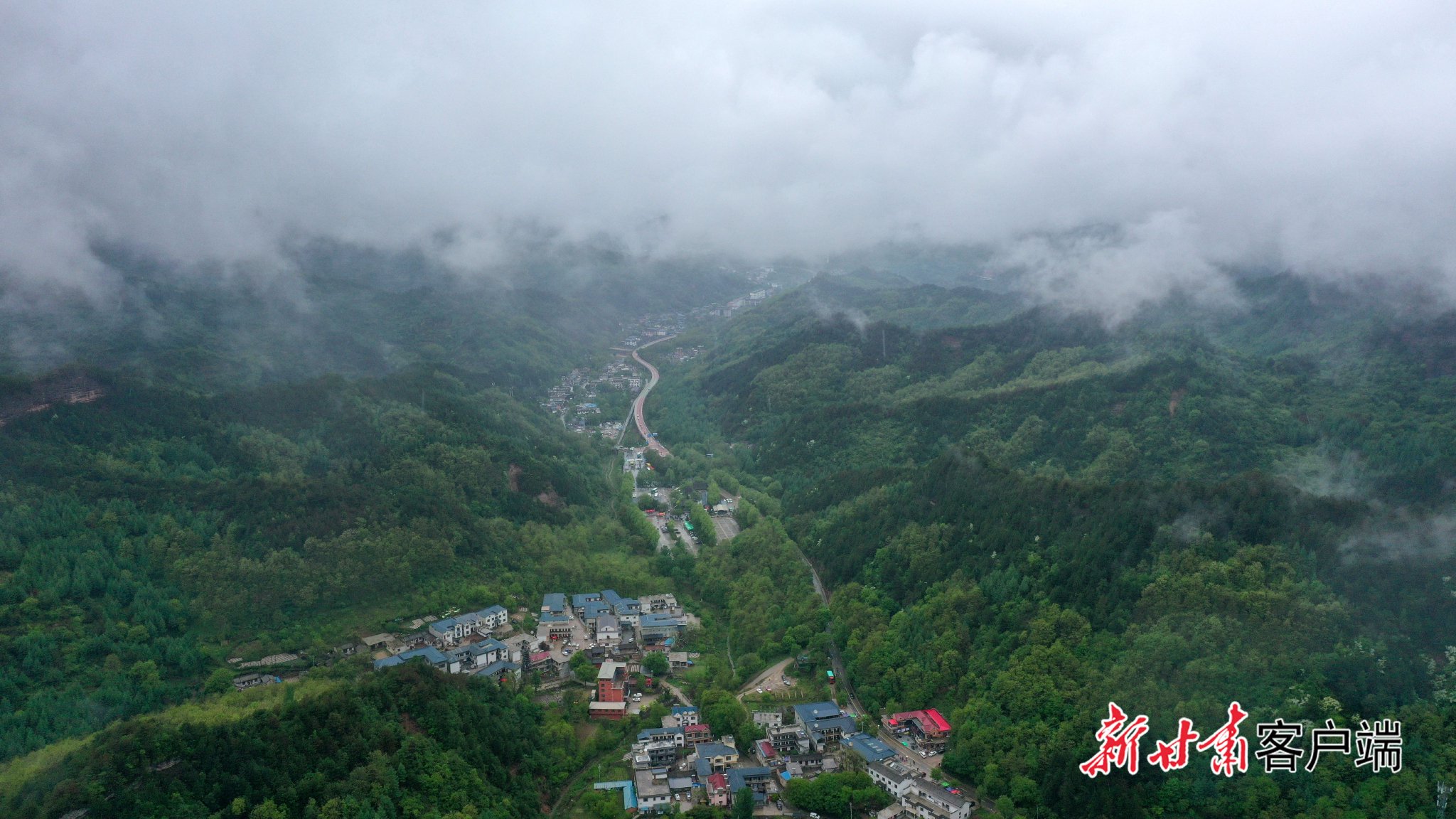 天水:"麦积烟雨"醉游人