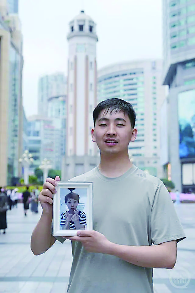 他带着妈妈照片游重庆 背后的故事让人泪目