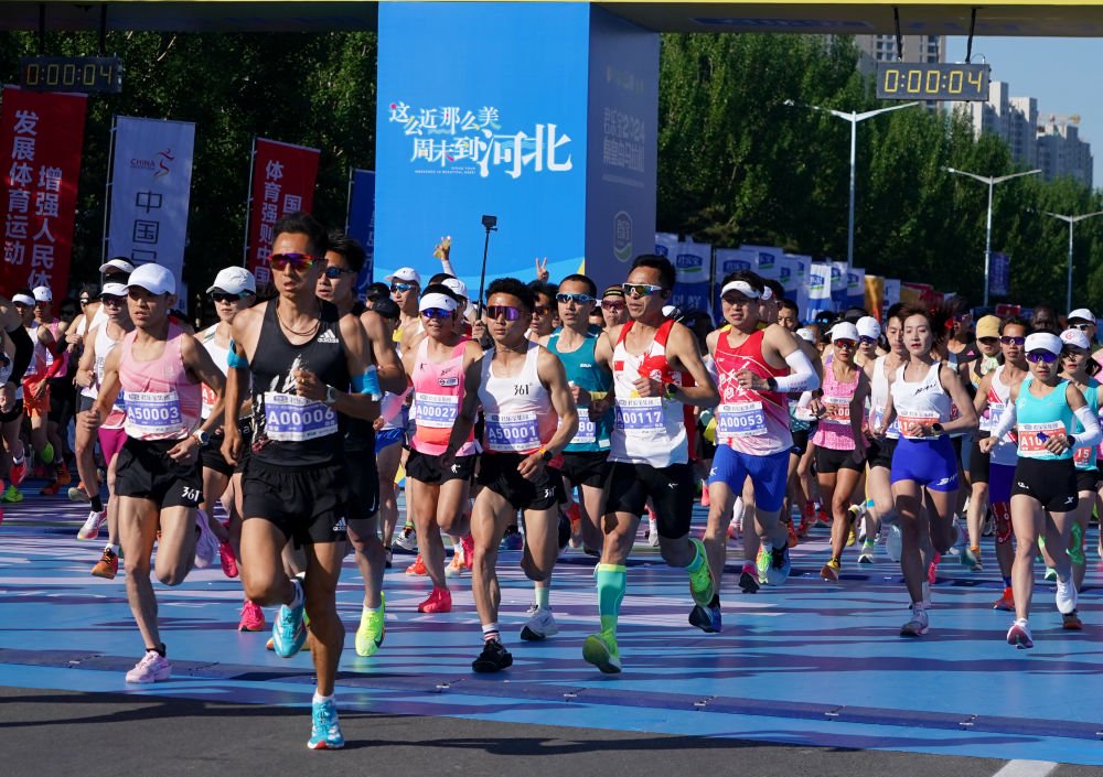 5月12日，参赛选手从起点出发。新华社记者 杨世尧 摄