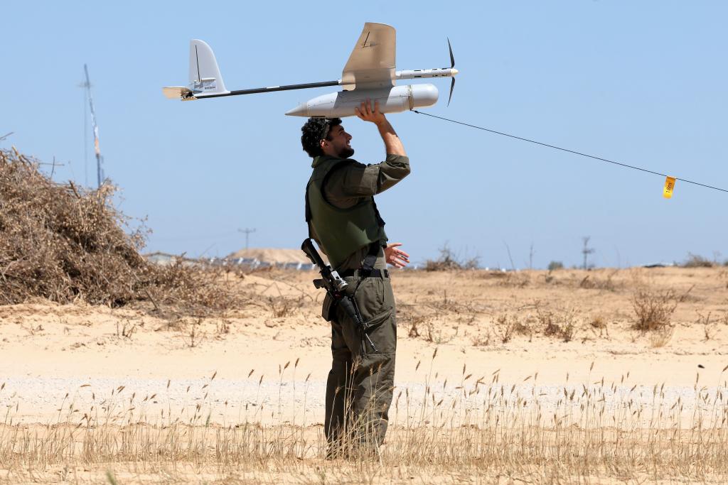 　　5月8日，在以色列南部凯雷姆沙洛姆口岸附近，一名以军士兵准备放飞无人机。新华社发（伊兰·阿萨亚格摄/基尼图片社）