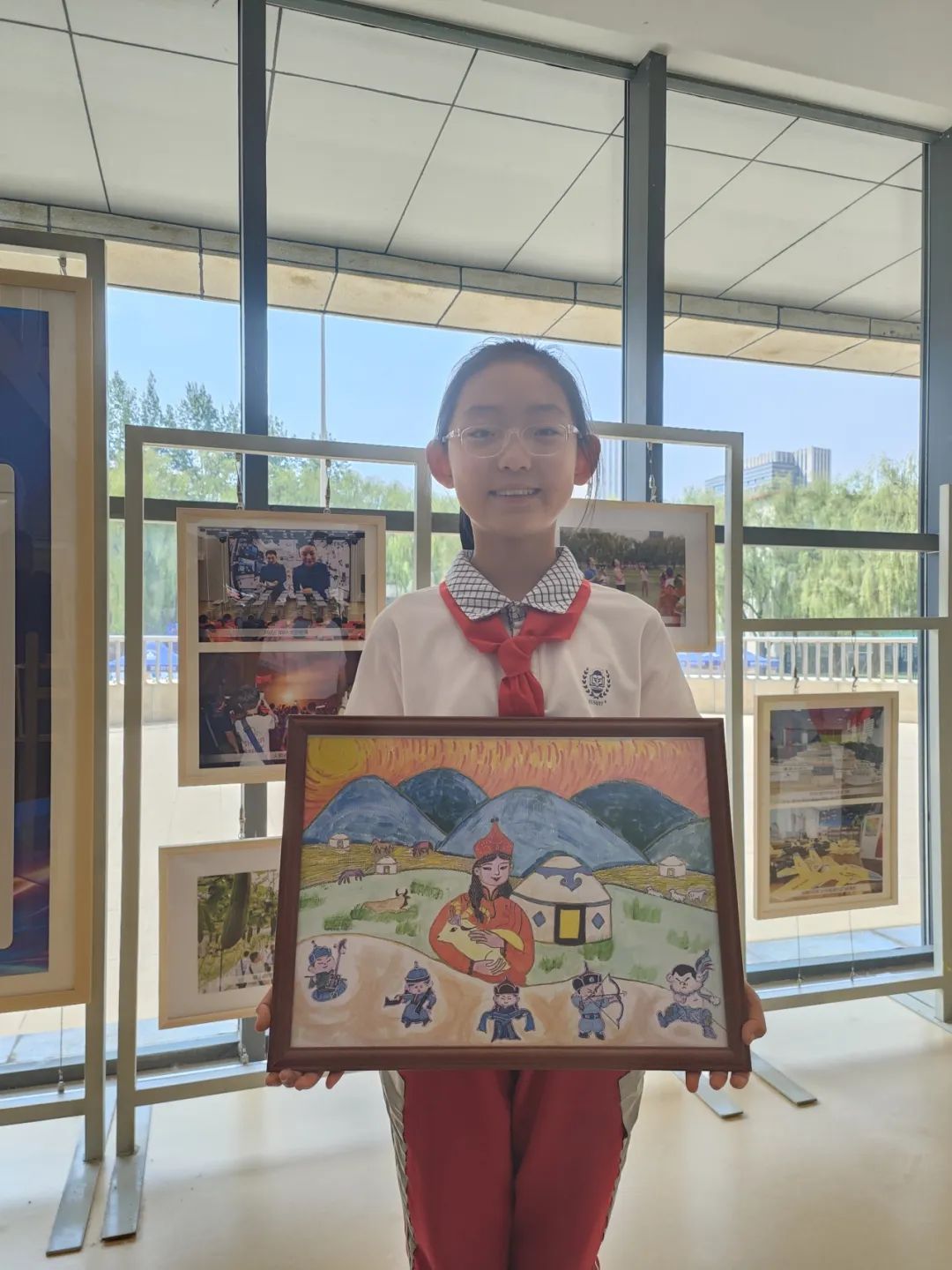 锡林南路小学五(2)中队的张伊茹勒非常喜欢画画.