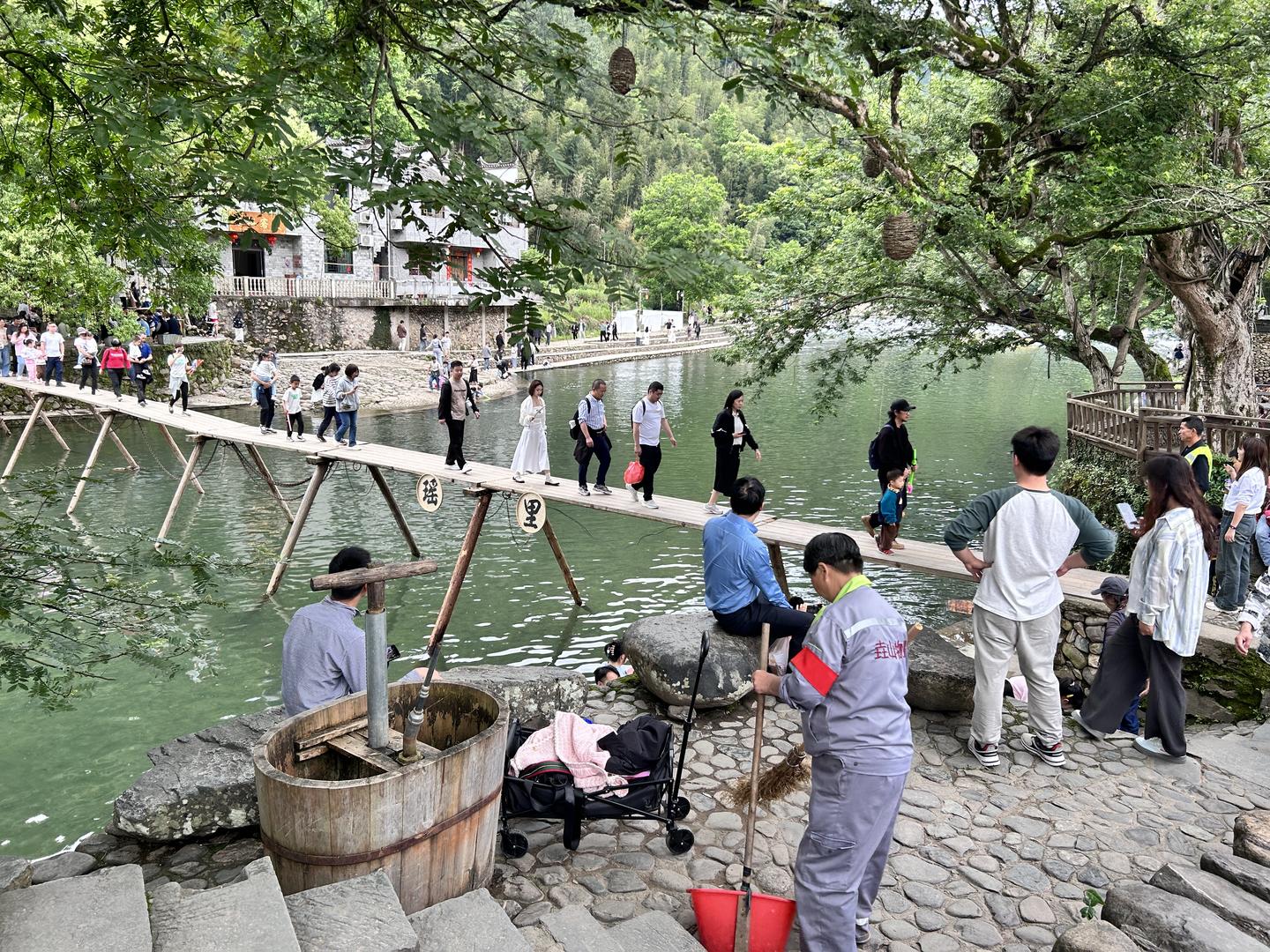 ▲瑶里古镇，游客排队过木桥