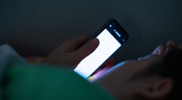 科技应为生活增色而非"增负" 玩手机上瘾这事儿好治