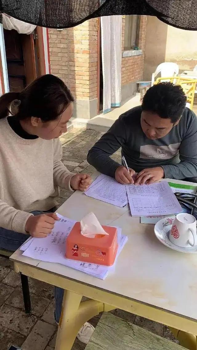 29岁女村支书被说"长相显老"!她靠真诚让村民"路转粉"