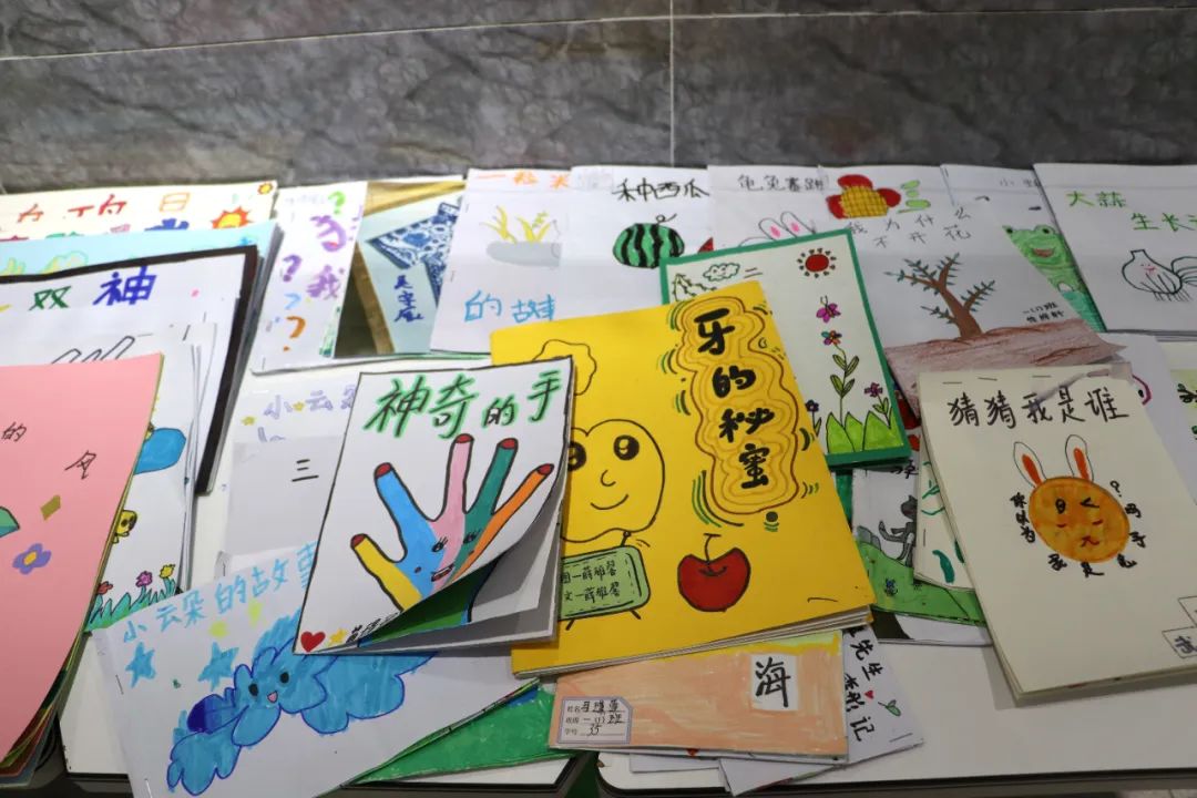 一年级,二年级孩子在读绘本的基础上进行了绘本创编;三年级同学读寓言