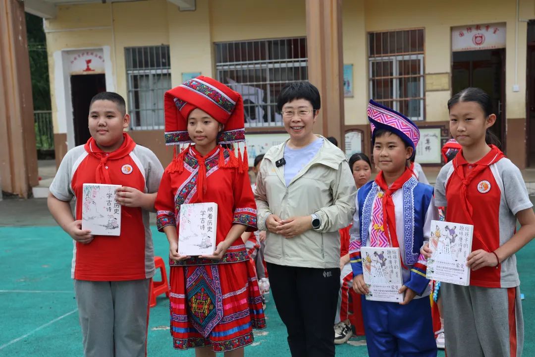 &nbsp; &nbsp; &nbsp;▲蒙曼教授将书籍赠送给学生.