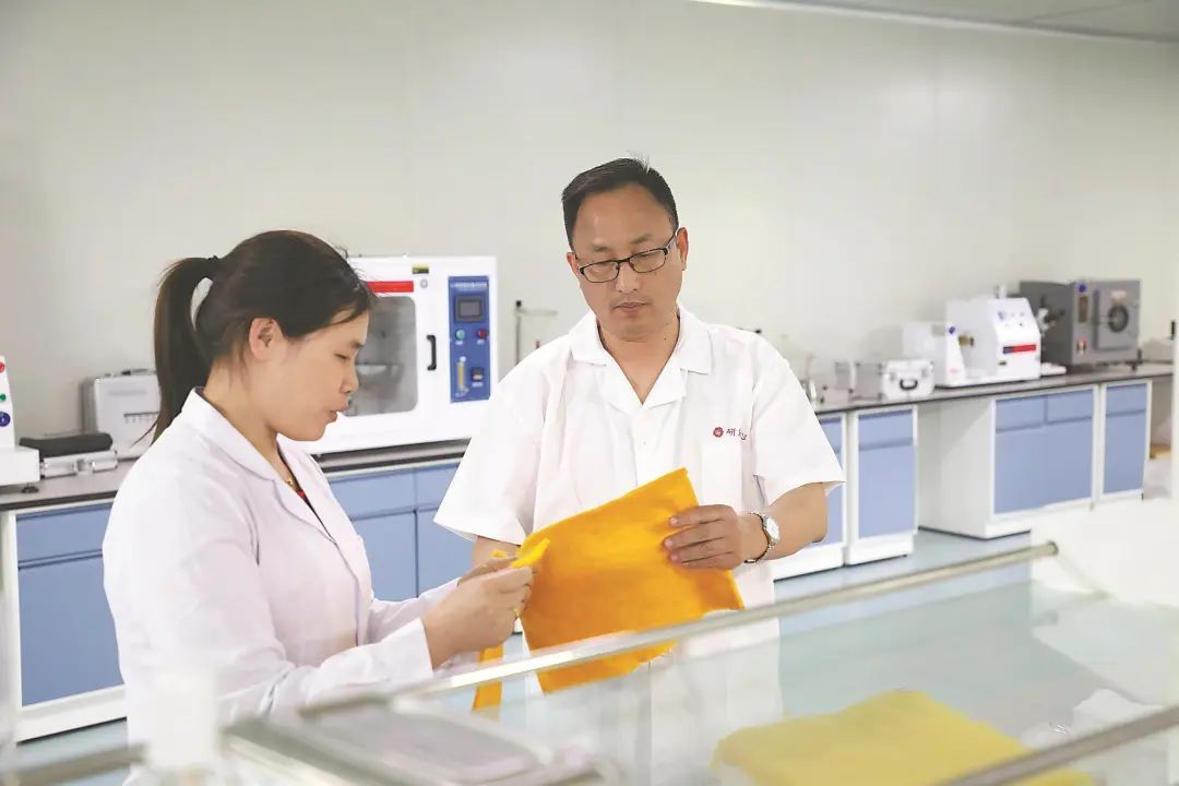 5月8日，马晓飞（右）和同事在实验室商讨新材料研究成果。李季 摄
