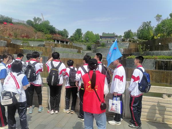 东风二中:"研"有所思 "学"有所获