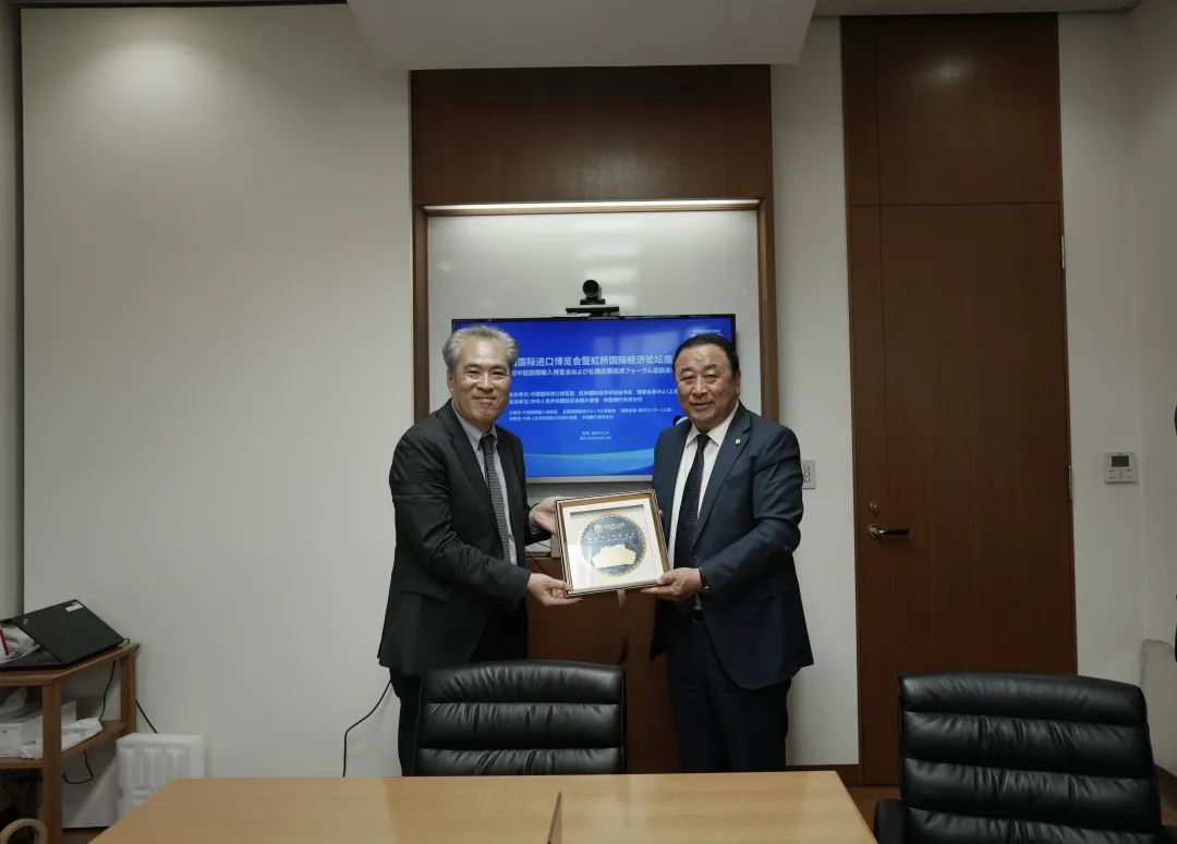 拜访日本贸易振兴机构理事高岛大浩进博会推介团队在日期间,拜访了驻