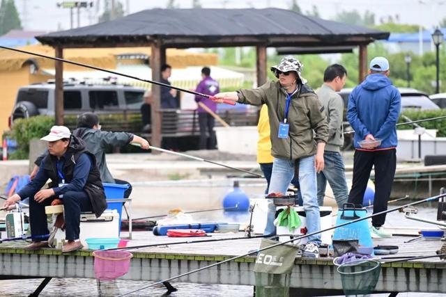 鞍子河大桥附近冰面几十人钓梭鱼：离岸数十米身前就是碎裂浮冰