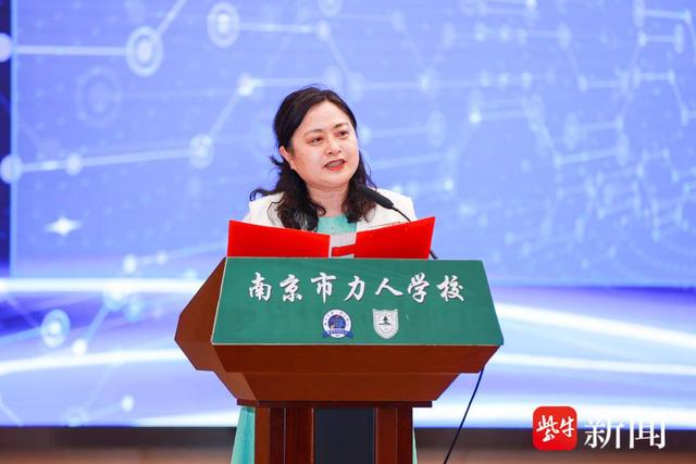 孙小红,力学小学教育集团总校长,力学小学党总支书记李琳共同为"数