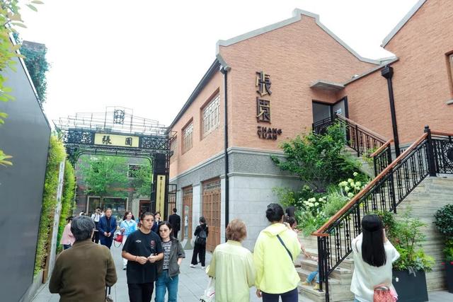 事实上,无论是张园与上海·静安现代戏剧谷携手打造的沪语音乐剧