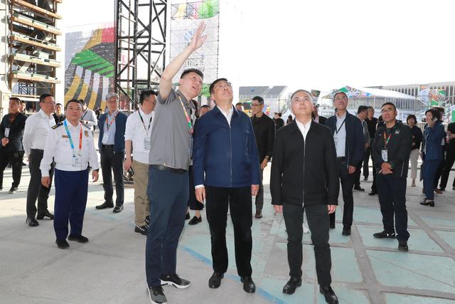 5月13日下午,区委书记杲云,区委副书记,区长沈山州前往黄浦滨江,调研