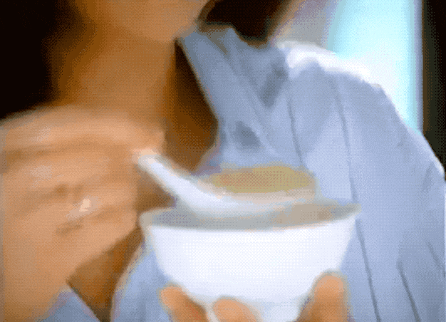 燕窝广告中的美女皮肤个个吹弹可破