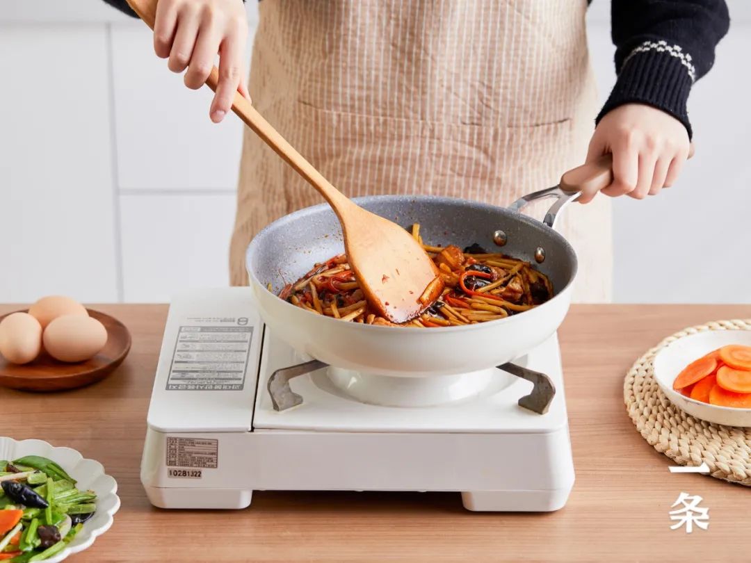 烹饪菜品如果不是特别需要,甚至无需清洗,只需用厨房纸擦拭几圈就干净