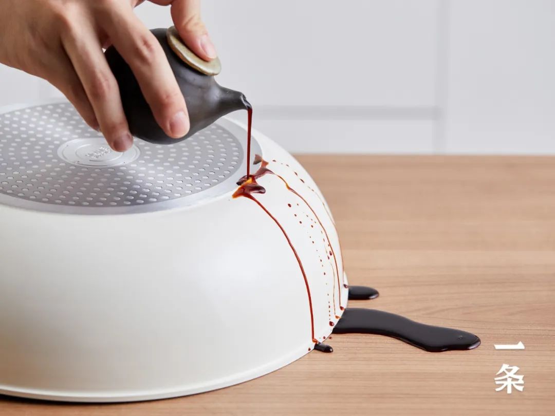 烹饪菜品如果不是特别需要,甚至无需清洗,只需用厨房纸擦拭几圈就