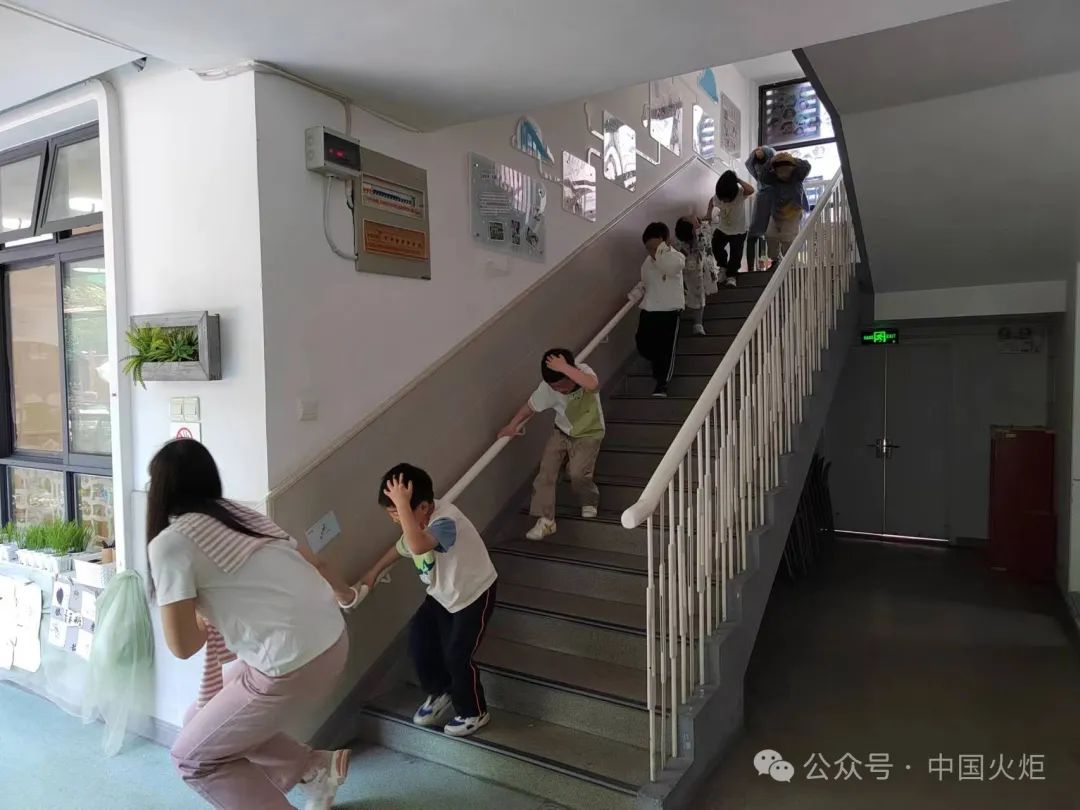 杭州市浙江省25月10日,庐山市关工委在市老年大学一楼大厅举办了"挥毫