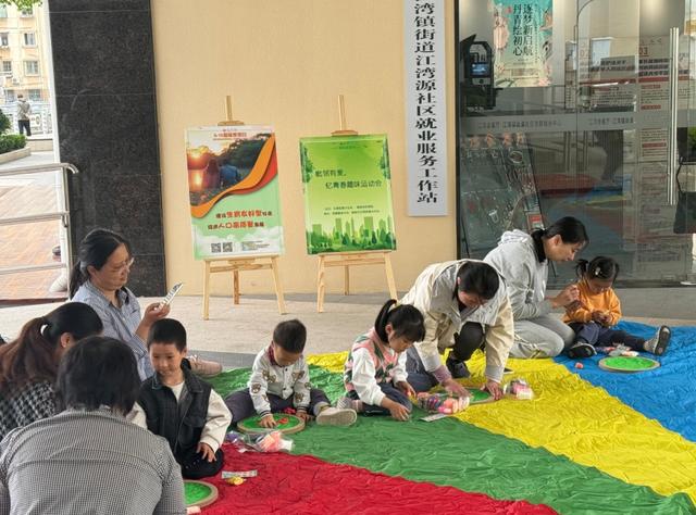 完成一个"亲子粘土相框",这也是孩子们为妈妈亲手捏制的一份专属礼物