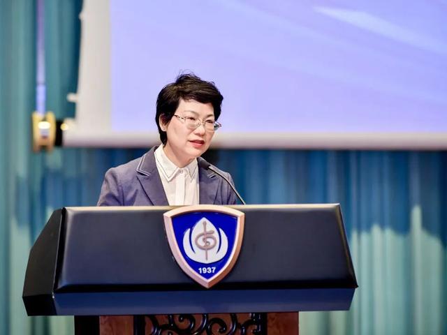 中山医院党委书记 顾建英党委副书记李耘也对学院建设提出了要求