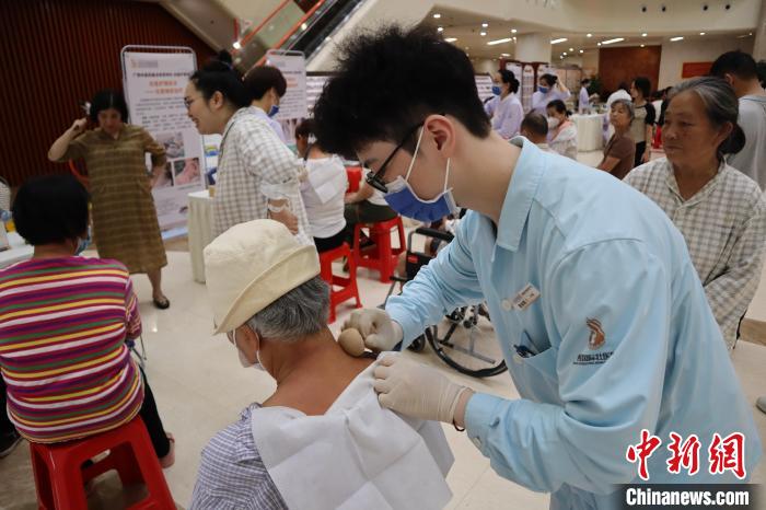 中新健康|广西"00后"壮医护士:从"小白"到"熟练工"