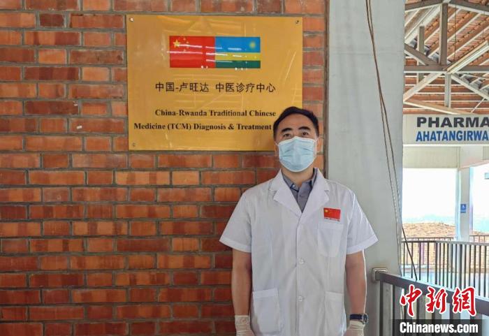 图为“中国—卢旺达中医诊疗中心”牌匾悬挂在卢旺达马萨卡医院。安凌飞供图