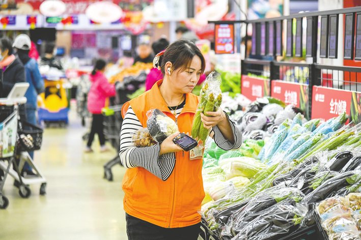 多点App平台（DMALL）的拣货员正在一家物美超市里备货。视觉中国图