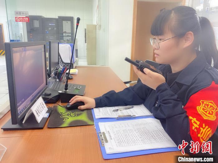 工作中的陈琳。杭州市城市管理局供图
