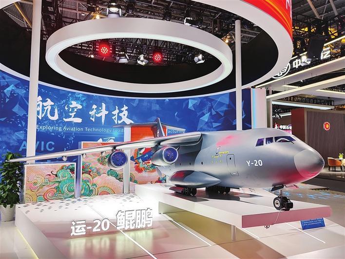 图为运-20运输机模型亮相中国品牌日活动，展示我国航空科技前沿成果。 本报前方记者 安宁 摄