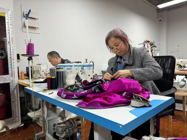▲在设计师翟清涛的工作室内，工人们在绣制服装。新华社记者赵逸赫 摄