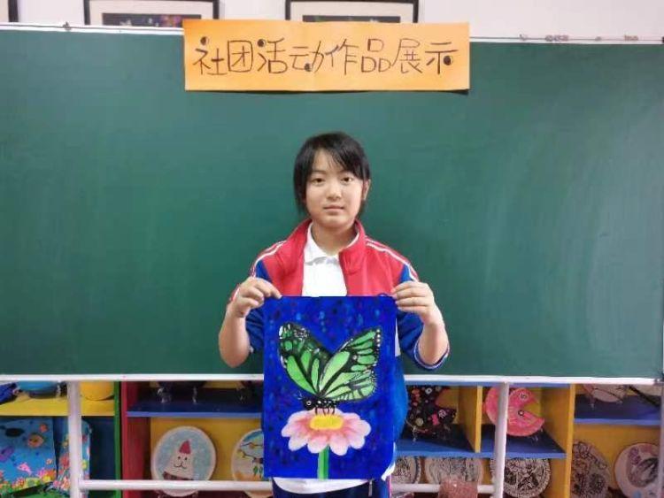 小巧手衍纸手工社团辅导老师陈晶,今天带领孩子们了解什么是冷色和