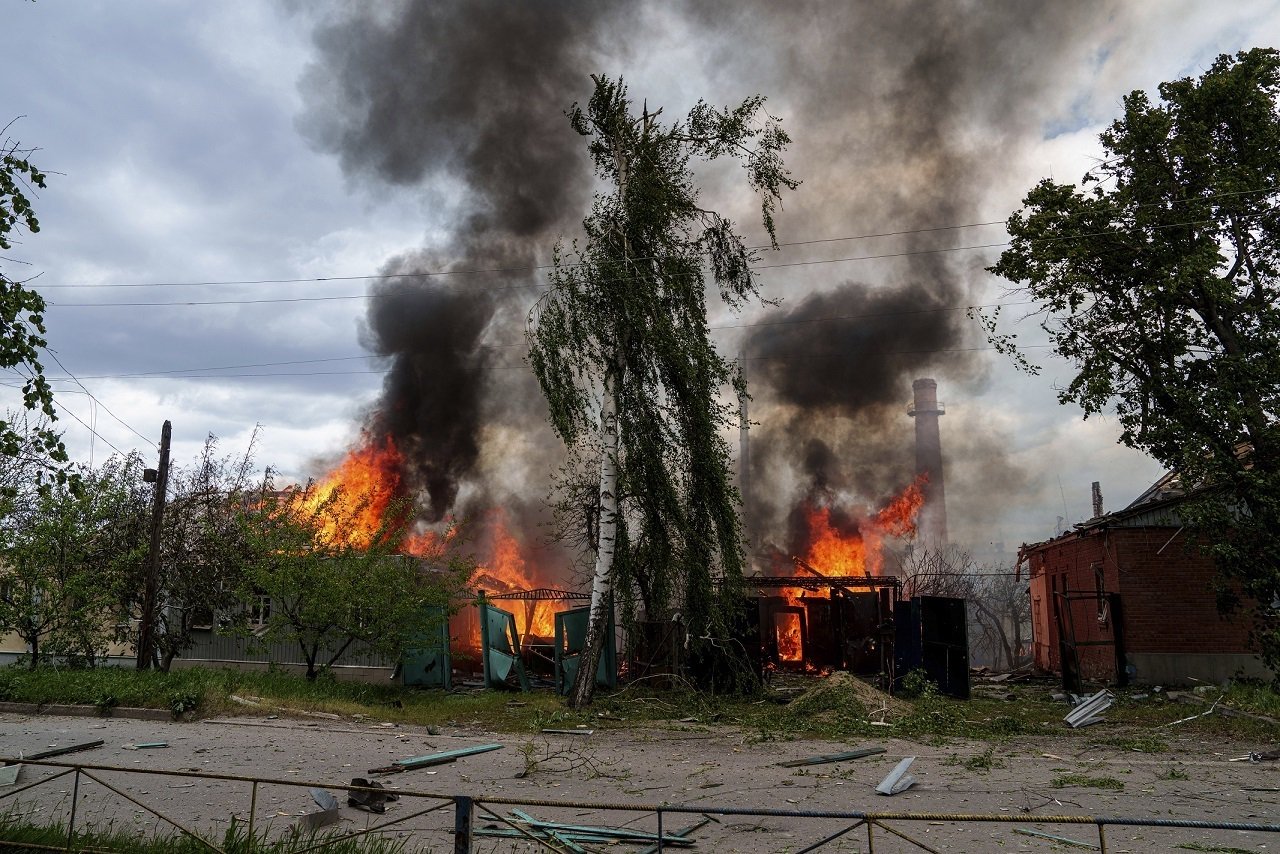 当地时间2024年5月11日，乌克兰哈尔科夫州沃夫昌斯克镇，俄罗斯空袭后，民居燃起熊熊大火。图片来源：视觉中国