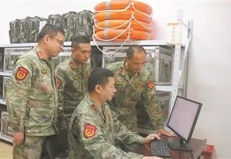 梅江镇武装部工作人员通过“装备物资标签管理系统”点验防汛物资。楼龙斌摄