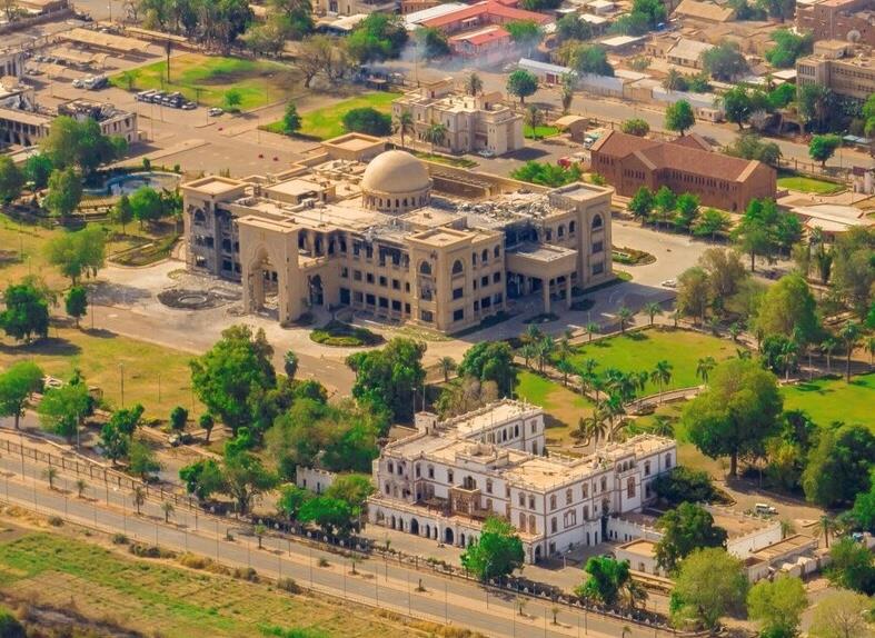 苏丹冲突双方首都激战持续 总统府遇袭起火