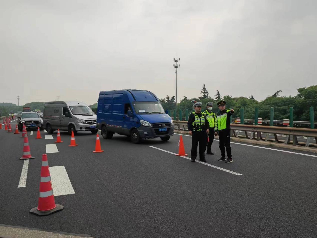 当天8时,沪宜高速公路无锡北枢纽至雪堰枢纽段的交通转换工作正式启动