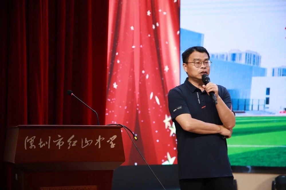 红山中学教师发展中心主任,正高级教授杨日红在报告厅为前来参观校园