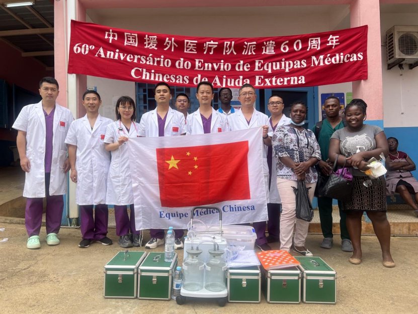 卢忆和第18批援圣普医疗队同事合影 卢忆供图多年来,环球医疗作为通用