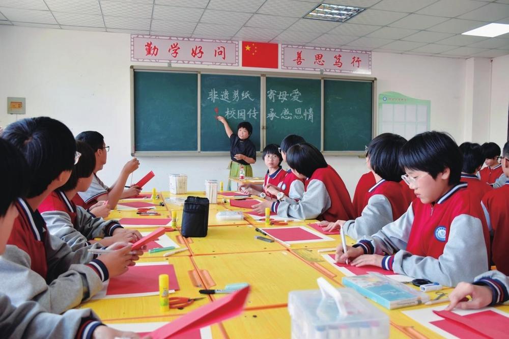 邱县康鑫社区居委会书记李桂丽和非遗物质传承人靳玉芳到班级里指导