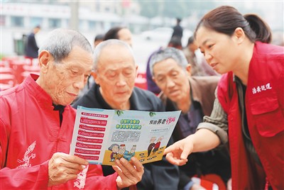 四川省广安市的志愿者在社区进行网络反诈宣传。邱海鹰摄（人民视觉）