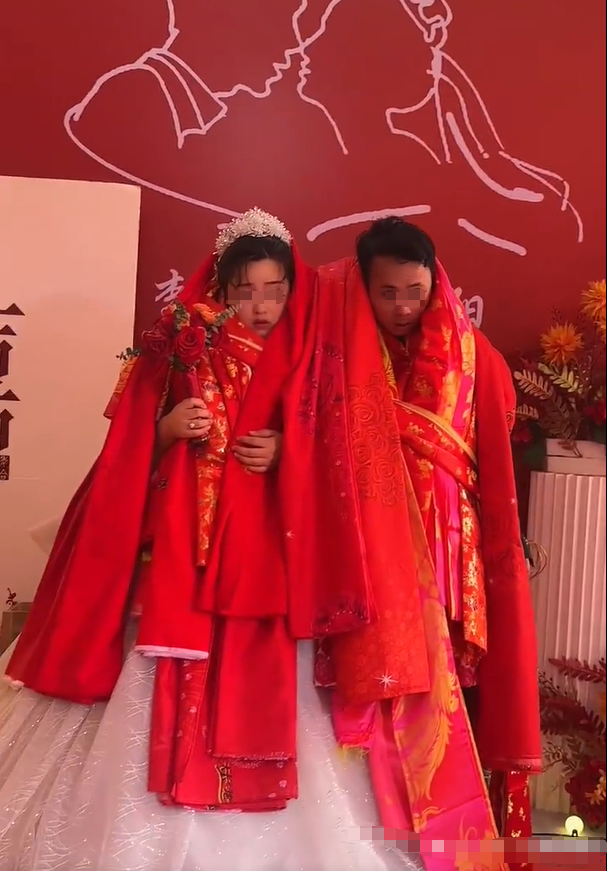 "和男朋友去唱歌,他在ktv里练起了教资面试……"哈哈哈谁能学过你啊