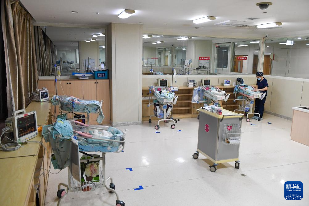5月8日，新生儿科护士罗建华护理新生儿。新华社记者 张楠 摄